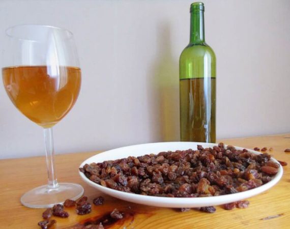 Как сделать домашнее вино из изюма