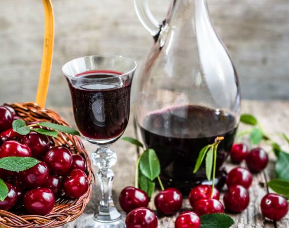 Рецепт вишневой домашней настойки на водке, спирту или самогоне