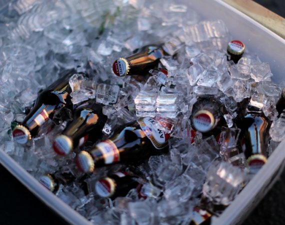 Пиво замерзло в холодильнике. Что делать и можно ли пить?
