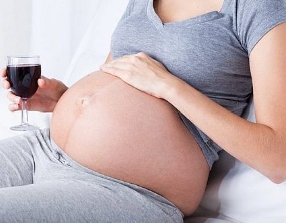 Можно ли бокал красного вина беременной женщине?