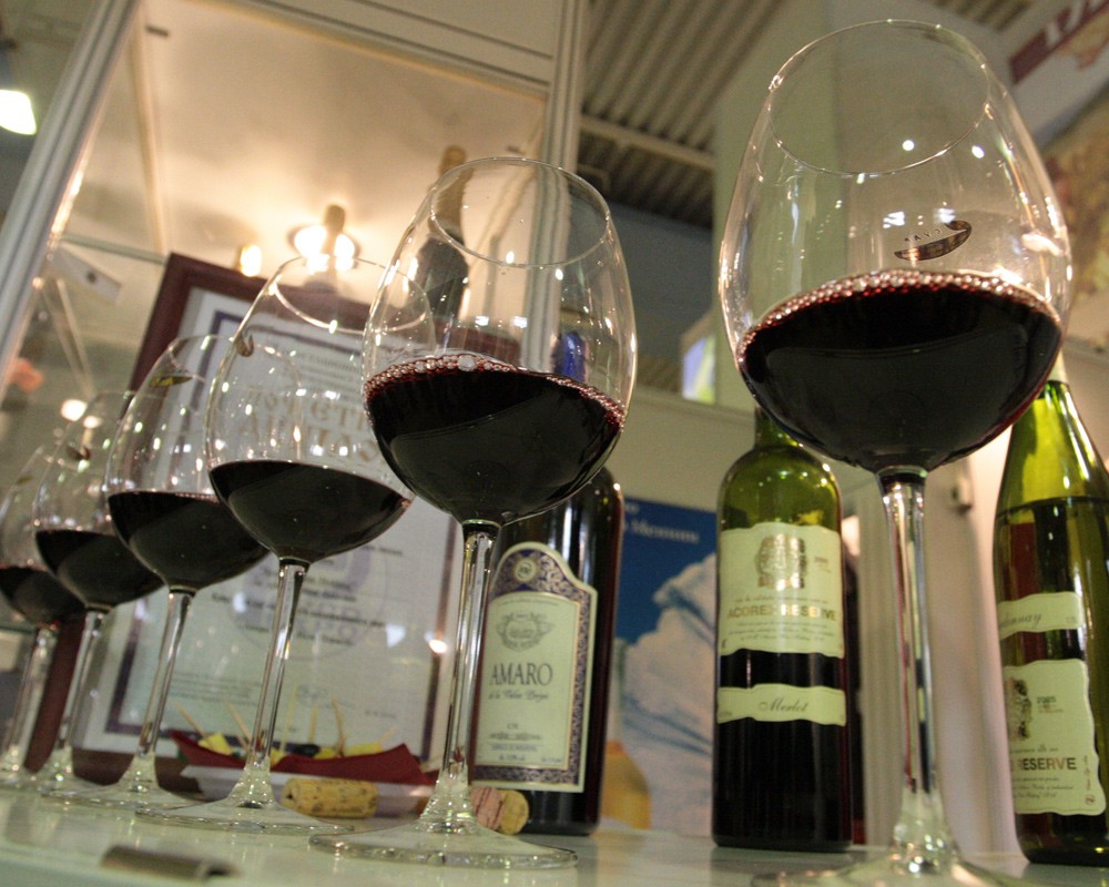 Вино с минералкой. Вино экспертиза. Изучение вина. Молдавские вина i. Вино качество.