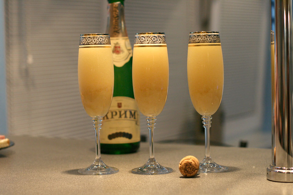Коктейль шампанское с персиковым соком