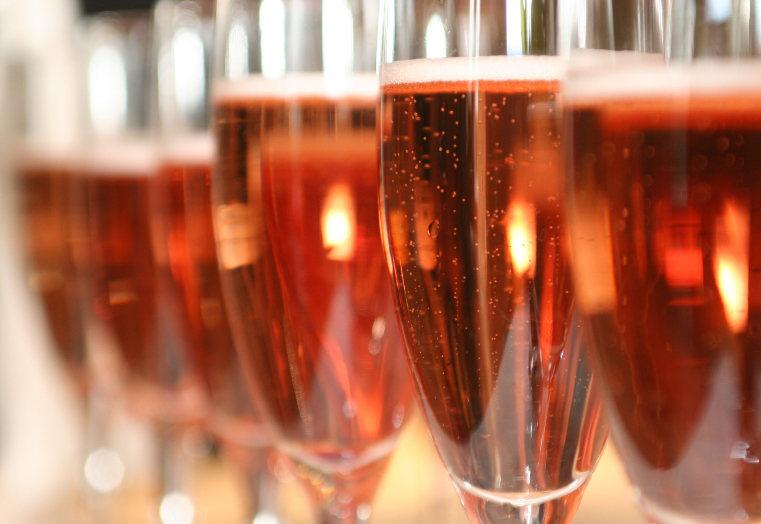 Розовое шампанское в бокале
